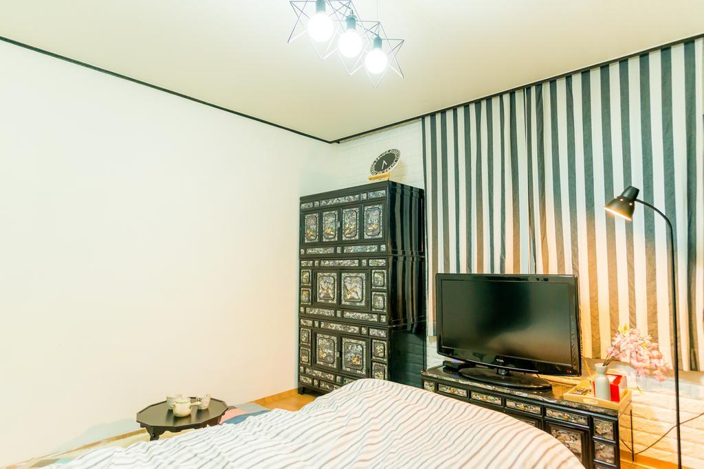 Tne House 2*