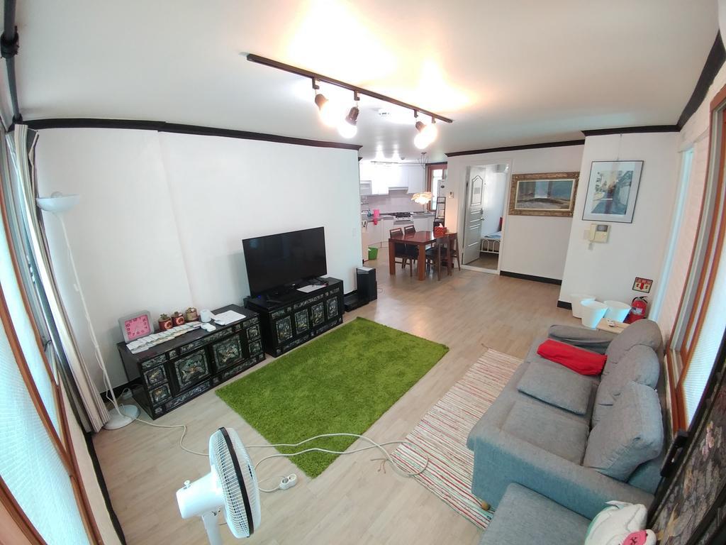 Tne House 2*