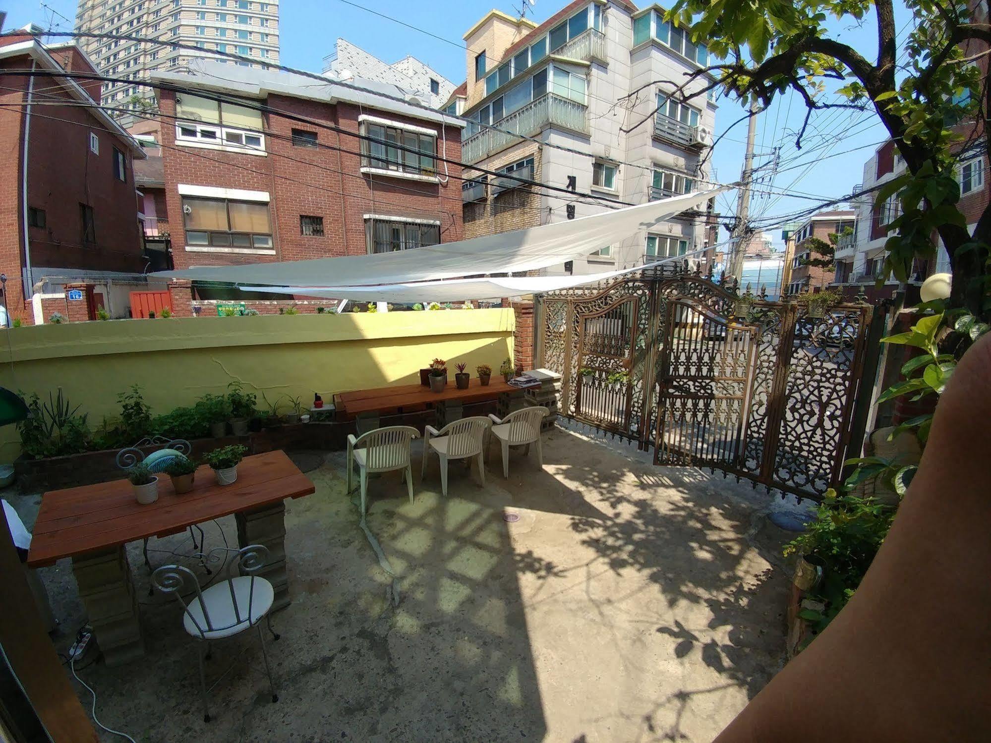 Tne House 2*